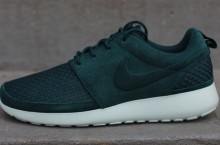 Nike Roshe Run Woven ‘Dark Atomic Green’