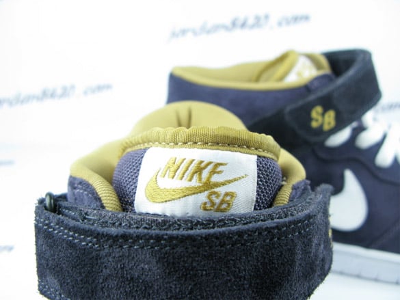 Nike SB Dunk Mid Premium - Navy Blue / White