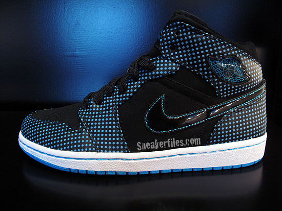 Air Jordan I (1) Retro - Black / Laser Blue - White | Detailed Look