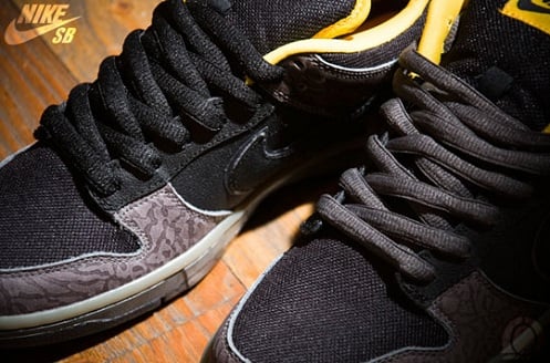 NikeSBDunkLowYellowCurb3