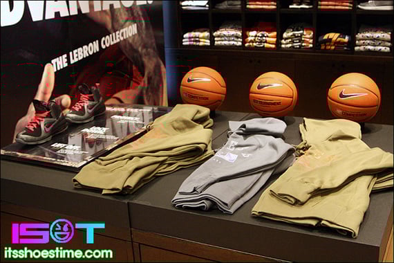nike-lebron-9-display-hoop-city-korea-10