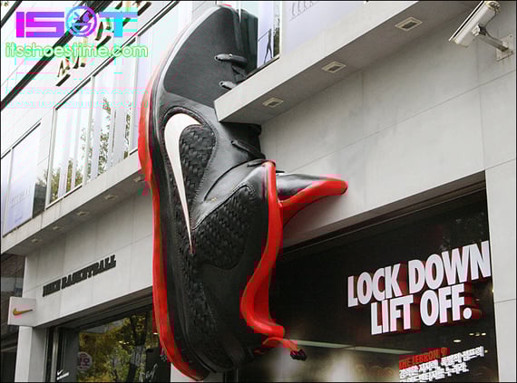 nike-lebron-9-display-hoop-city-korea-2