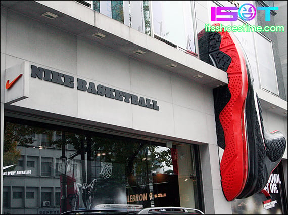 nike-lebron-9-display-hoop-city-korea-4