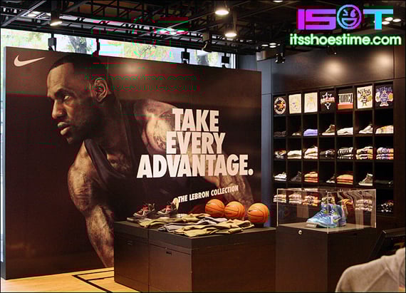 nike-lebron-9-display-hoop-city-korea-8