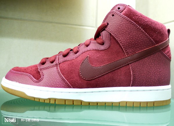 nike sb dunk burgundy