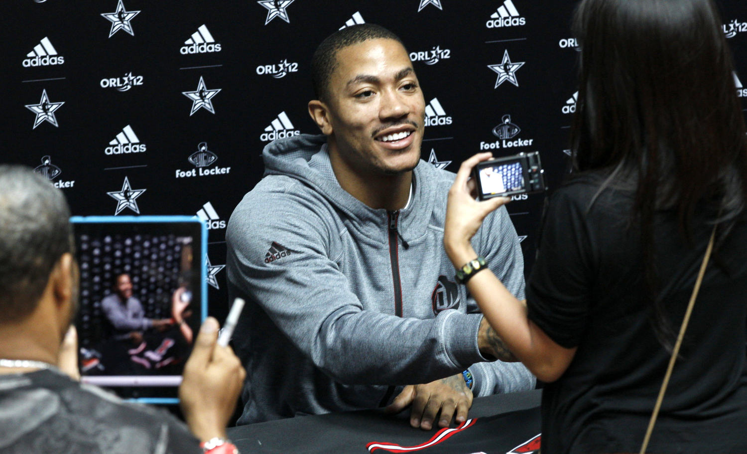 derrick-rose-fan-appearances-all-star-weekend-2012-3
