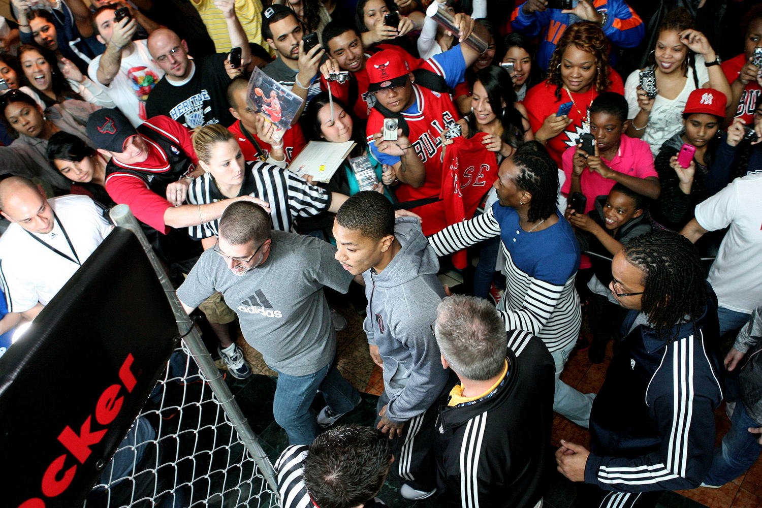 derrick-rose-fan-appearances-all-star-weekend-2012-4