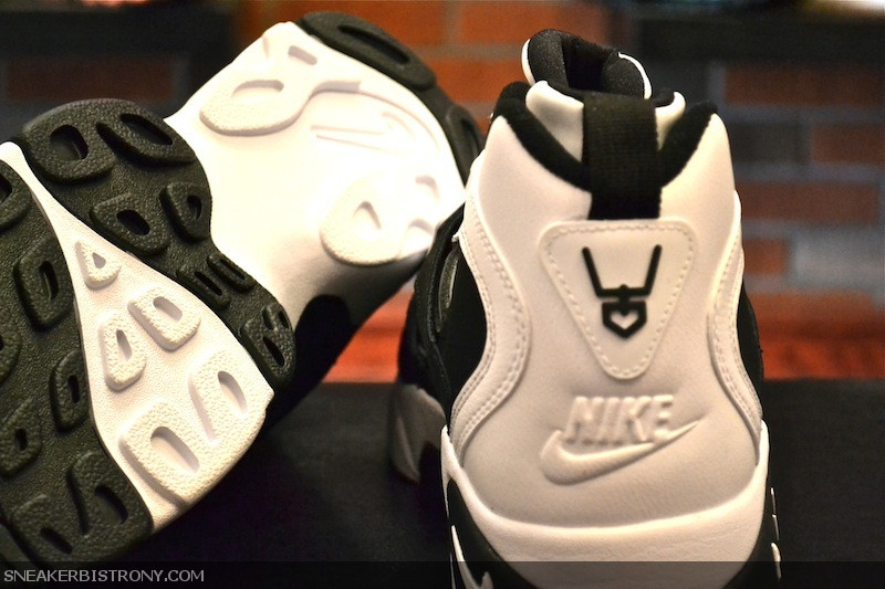 Nike Air Diamond Turf II 'Black/White' - Now Available