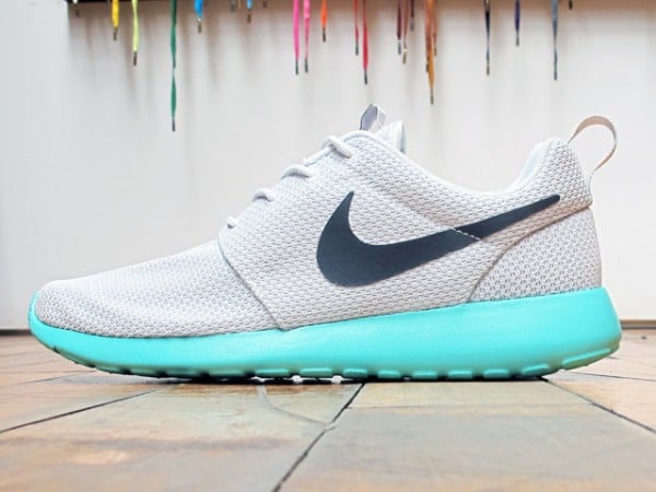 Nike Rosche Run 'Pure Platinum/Calypso' - Now Available at 21 Mercer