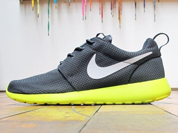 Nike Rosche Run 'Anthracite/Cyber' - Now Available at 21 Mercer