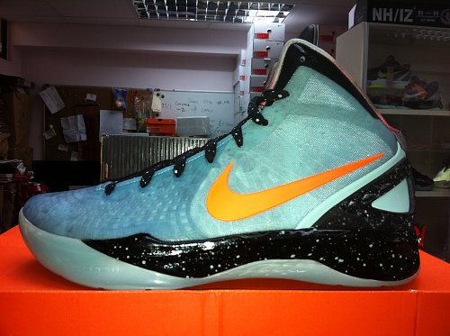 Nike Zoom Hyperdunk 2011 Supreme 'Galaxy' Hitting Overseas Retailers