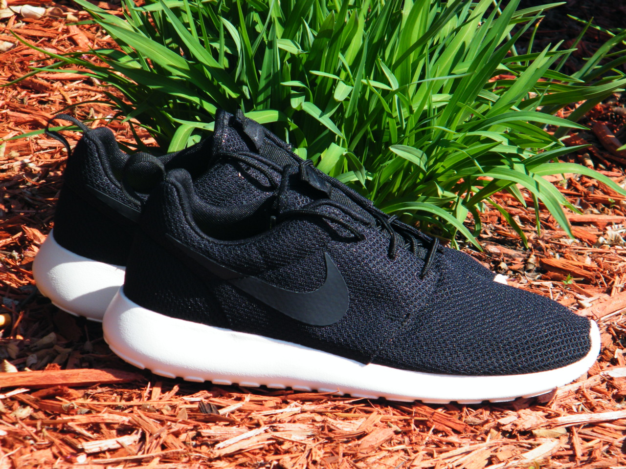 Nike Roshe Run ‘Black/Anthracite-Sail’ – Now Available