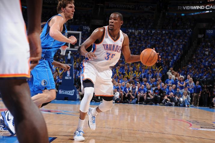 Kevin Durant Hits Game-Winner in PE Signature Kicks