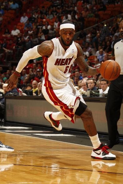 LeBron Laces Up Ambassador IV in Win Over Bobcats