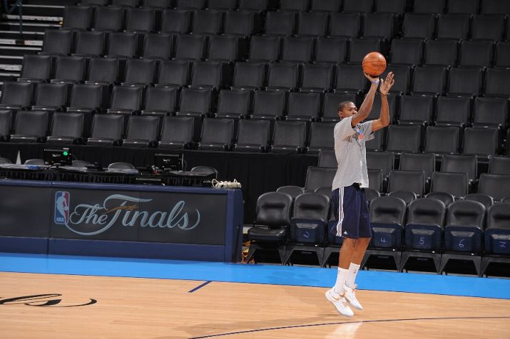 Kevin Durant Shoots Around in 'Finals' KD IV