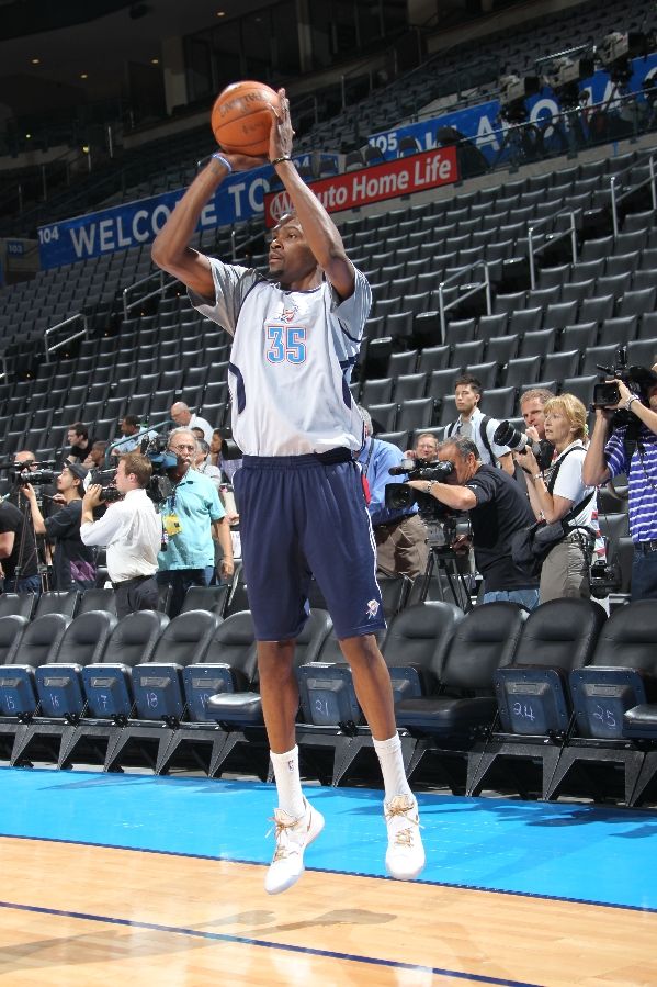 Kevin Durant Shoots Around in 'Finals' KD IV