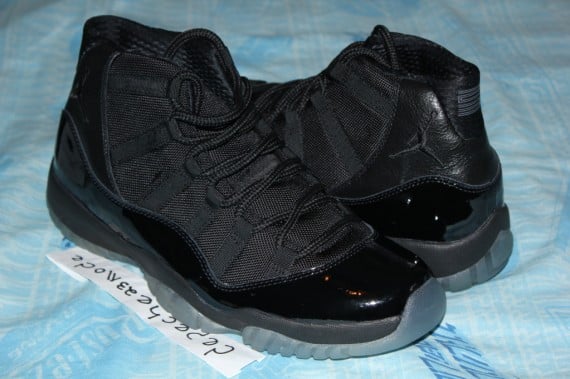 air-jordan-11-xi-blackout-sample-5