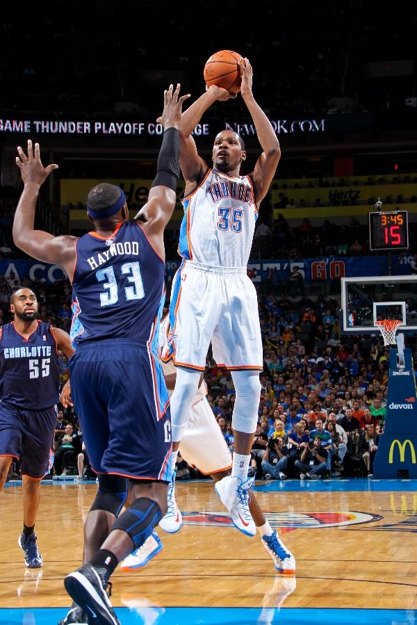 Kevin Durant Rocks the 'Home' Nike KD V (5)