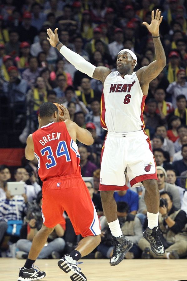 King James Dons 'Carbon' LeBron X On-Court in Shanghai