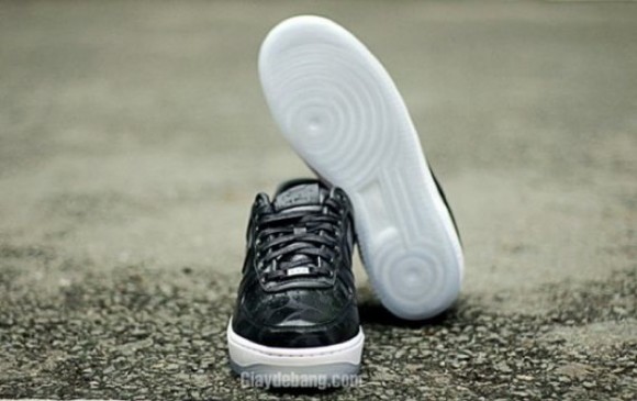 Nike Air Force 1 Low Supreme 'Black Camo'