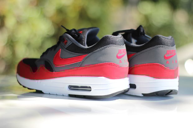 air max 1 black and red