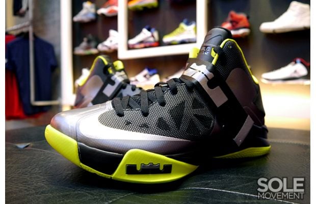 nike-zoom-soldier-6-black-volt-3