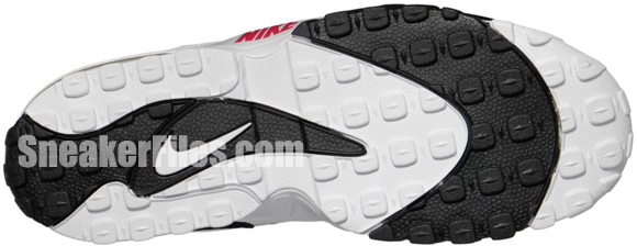 release-reminder-nike-air-max-speed-turf-white-metallic-gold-gym-red-2