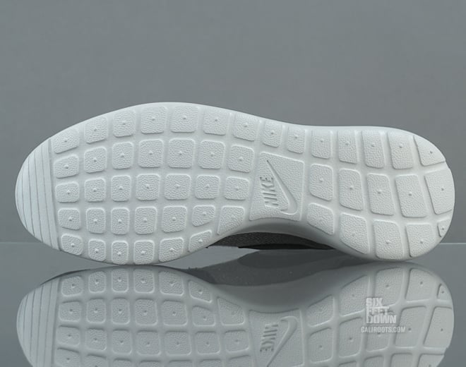 Nike Roshe Run Premium NRG ‘Anthracite/Anthracite-Metallic Platinum’ at Caliroots SFD