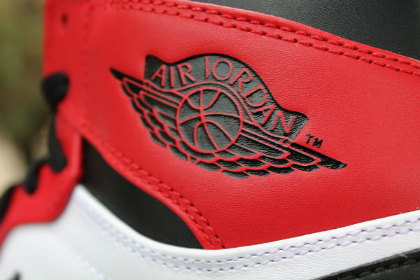 Air Jordan 1 ‘Chicago’ at Social Status4