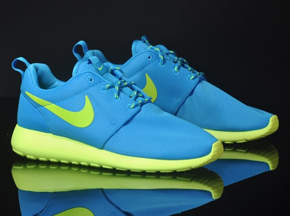 Nike WMNS Roshe Run Blue Glow Volt