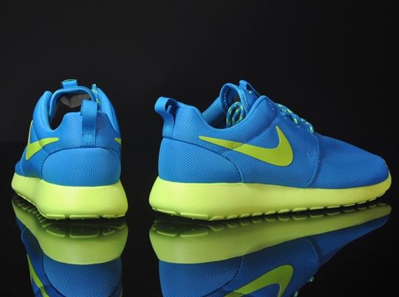 Nike WMNS Roshe Run Blue Glow Volt