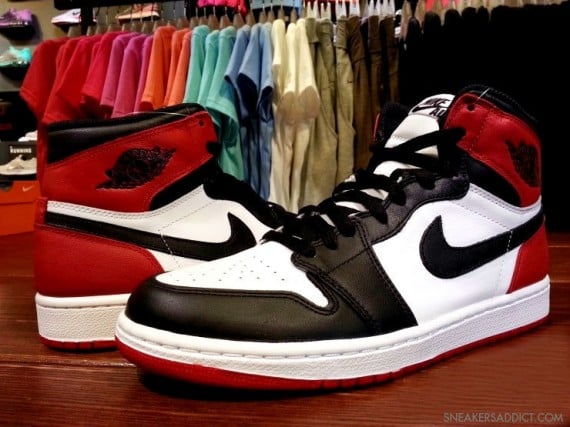 Detailed Images Black Toe Air Jordan 1