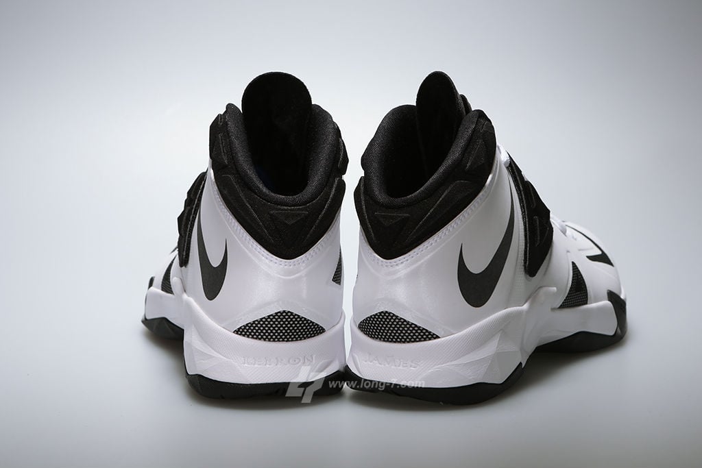 nike-zoom-soldier-white-black-metallic-silver-4