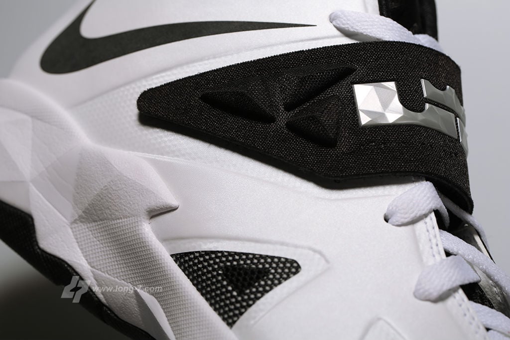 nike-zoom-soldier-white-black-metallic-silver-7