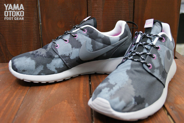 nike-wmns-roshe-run-print-black-cool-grey-pink-club-1