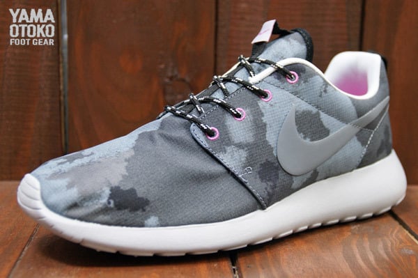 nike-wmns-roshe-run-print-black-cool-grey-pink-club-3
