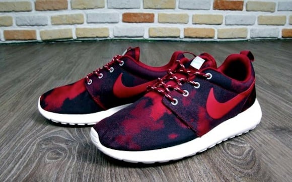 Nike Roshe Run WMNS Noble Red Now Available