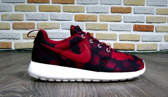 Nike Roshe Run WMNS Noble Red Now Available