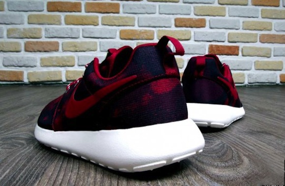 Nike Roshe Run WMNS “Noble Red” – Now Available