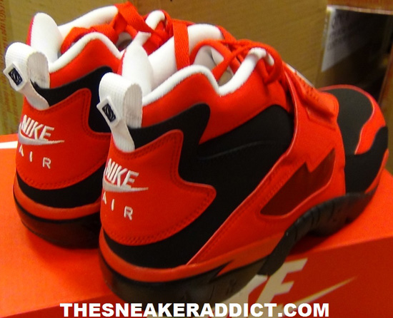 nike-air-diamond-turf-black-white-challenge-red-4