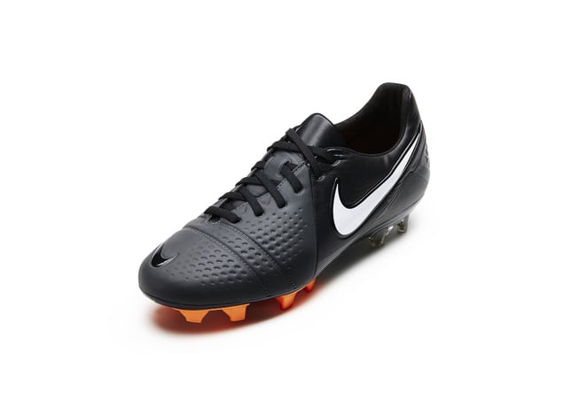 nike-soccer-goes-back-to-black-for-start-of-new-season-4