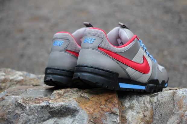 nike-mogan-ii-oms-soft-grey-university-red-blue-2