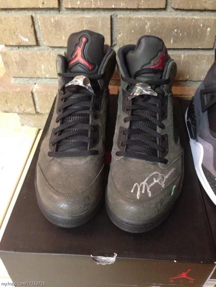 Air Jordan Retro 'Fear Pack' Autographed by Michael Jordan | SneakerFiles
