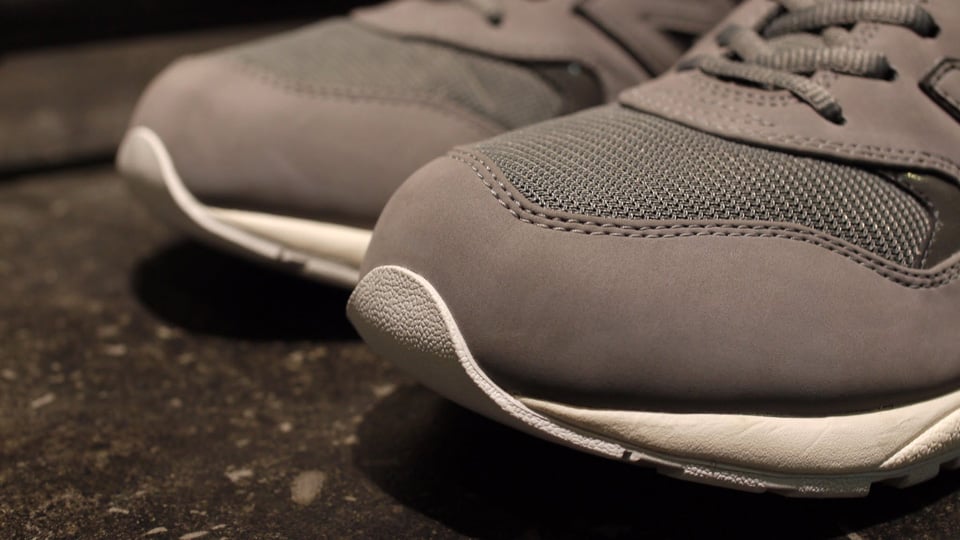 new-balance-mrt580ac-grey-white-2