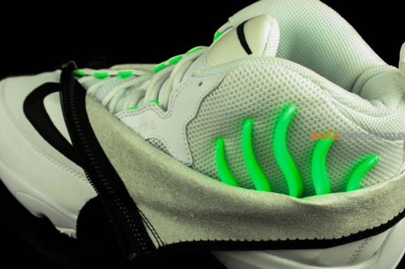 nike-air-zoom-flight-the-glove-white-black-new-images-1