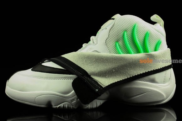 nike-air-zoom-flight-the-glove-white-black-new-images-3