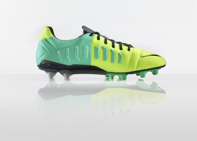 nike-football-introduces-new-high-visbility-collection-11