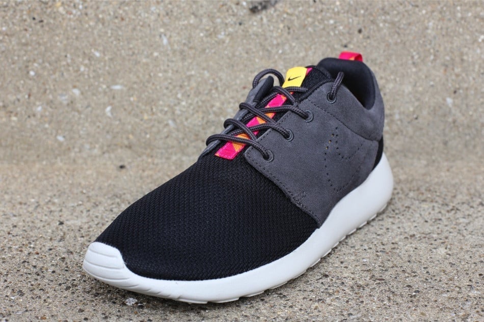 nike-roshe-run-black-dark-charcoal-pink-2