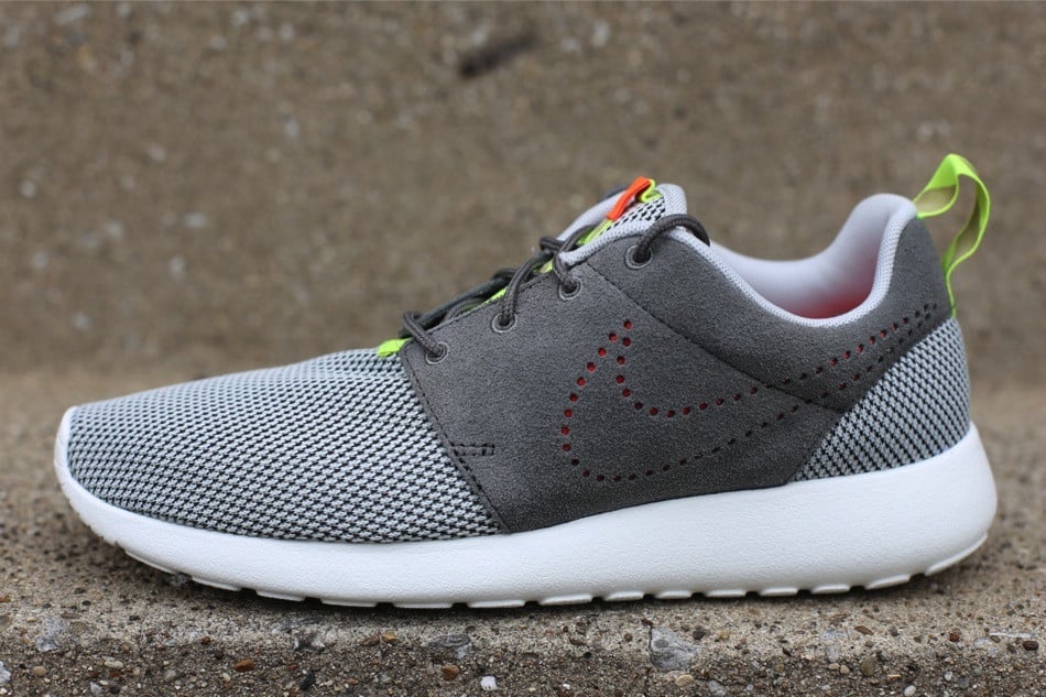 nike roshe run grey