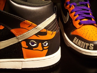 Nike Dunk WMNS Bandits Customs by Tekneek Customs